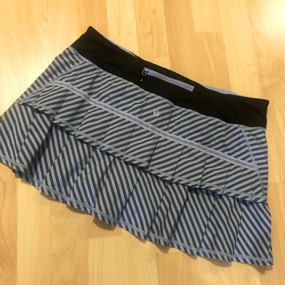 Size 10 Lulu skirt. Shorts underneath. 13”long waist to hem.